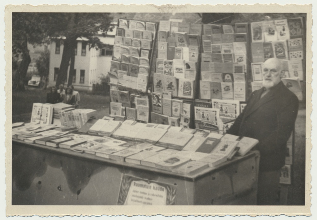 foto Viljandi, Jaan Leoke kirjandust müümas u 1950