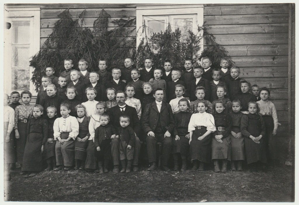 foto Kõpu khk Puiatu algkool, grupp sh juht T.Raudsep, õpetaja J.Piir, 1907 foto J.Piir