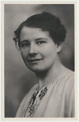foto Berta Fagerström (ab. Rist), seltsitegelane, Viljandi, 1914  duplicate photo