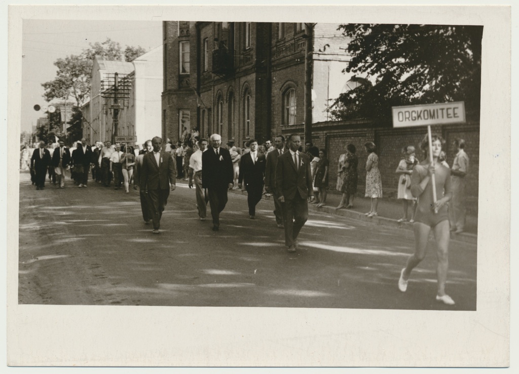 foto Viljandi, III Maanoorte spordimängud, rongkäik, 1963