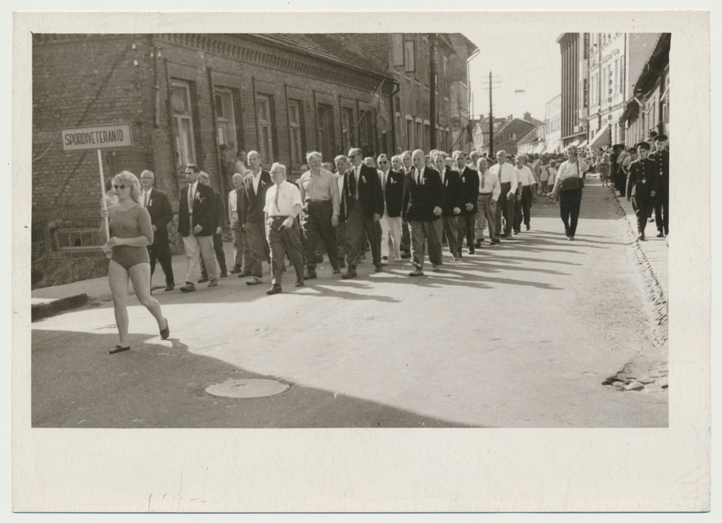 foto Viljandi, III Maanoorte spordimängud, rongkäik, 1963 F A.Kiisla