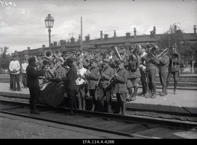 War of Liberty. The Orchestra of the Kuperjanov Partisanide Battalion plays the Chief Chief of Army General Major Johan Laidoner on arrival at Pihkva Railway Station.