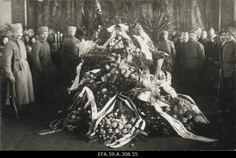 War of Liberty. Lieutenant Lieutenant Julius Kuperjanov, the leader of the Tartu County Defence Battalion, in the Vanemuise Theatre before the funeral. The guards of the battalion in the Auvahtkonna.