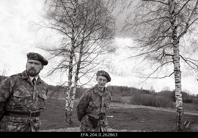 John Kert (left) in Meegomäe, Chief of the Kuperjanov One-Jalaväepatalo.