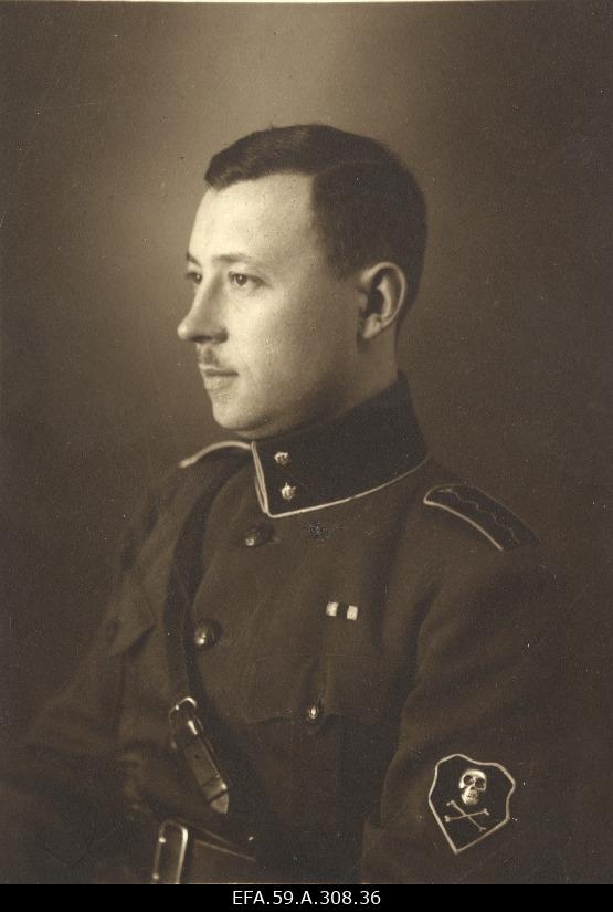 Lieutenant Valter Proosa, Cooperian Partisanide Polgu Officer.