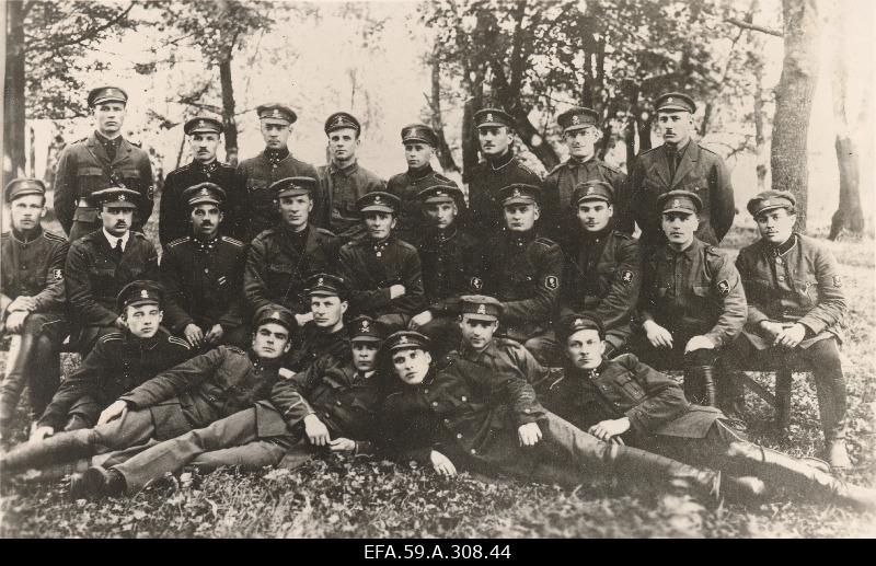 Group Kuperjanov partisan. On the middle row from the left 2nd Lieutenant Johannes Soodla.