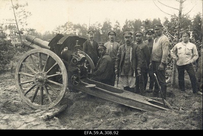 The Kuperjanov party battalion's heavy battery haub team.  duplicate photo