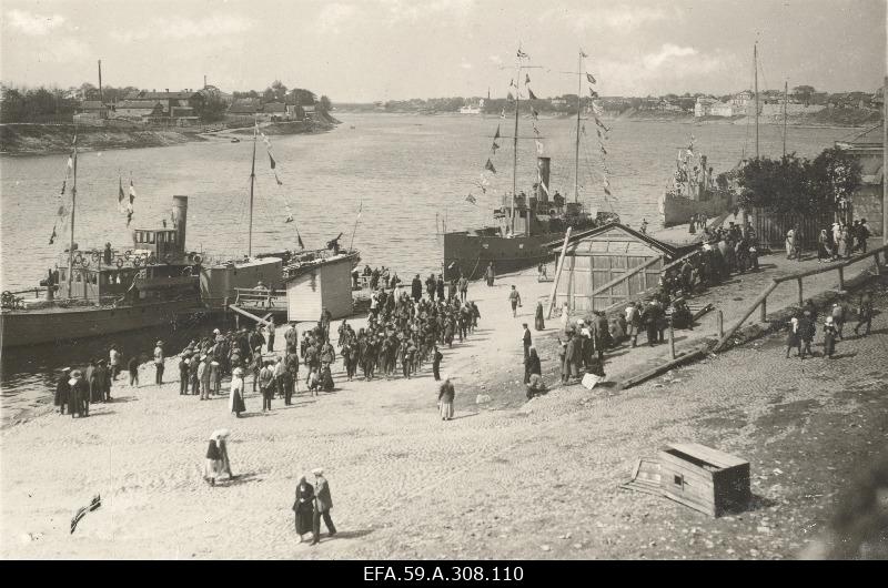 War of Liberty. One of the robes of the Kuperjanov Partisan Battalion at the River Port of Pihkva. In the background of Peipsi Shipyard Division artillery boats Tartu, Vanemuine and Ahti.