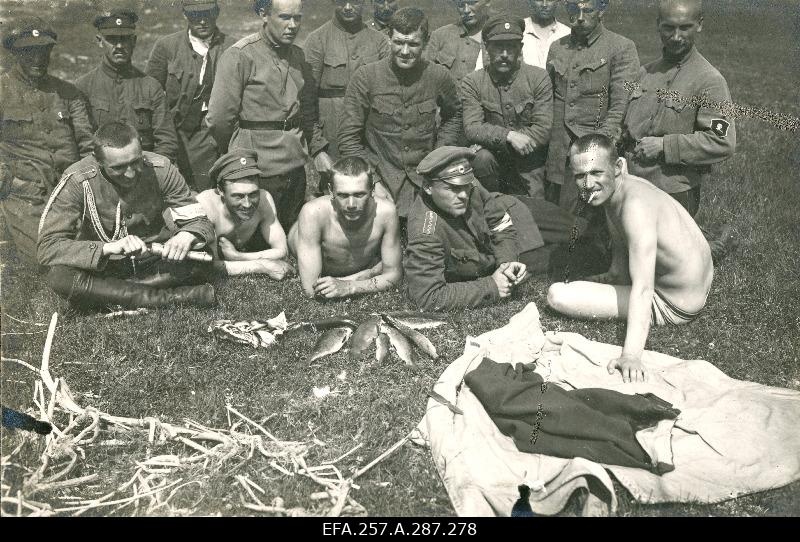 War of Liberty. The soldiers of the Partisan Battalion of Kuperjanov, near Riga, near Kishezers (Valgejärv) after fishing. On the front row, the first train adjutant lipstick Jaan Jaanson, the third train commander sub-captain Jaan Lepp, the fifth commander assistant sub-captain Hugo Lepp.