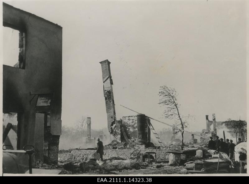 Firefighters reject the burned house corstent