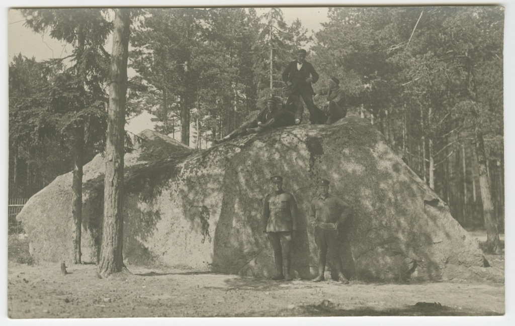 Members of the company "Tehnola" and military personnel in the pine forest at the emigrantrahnu