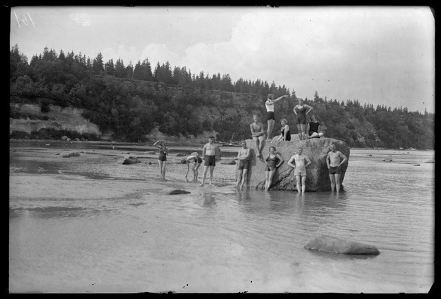 Men and women in the sea, near the wanderer
