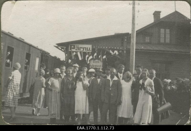 Summer days of the Estonian student company "Veljesto" on the Ikla-Kihnu island-Pärnu route. Group of participants on the Pärnu Railway Station platform