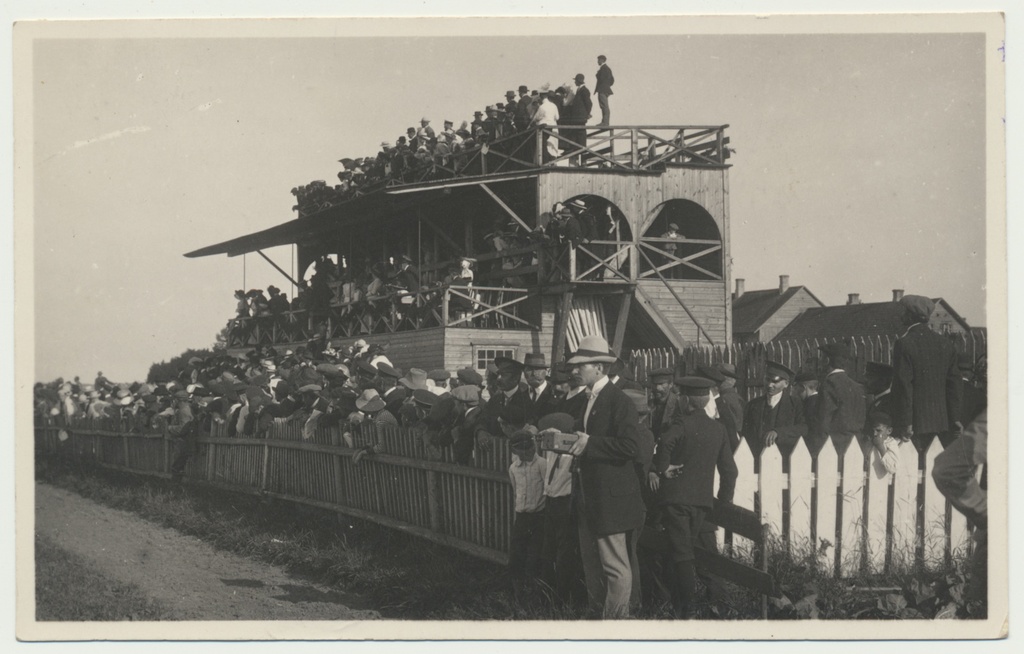 foto Viljandi hipodroom'i tribüün u 1913