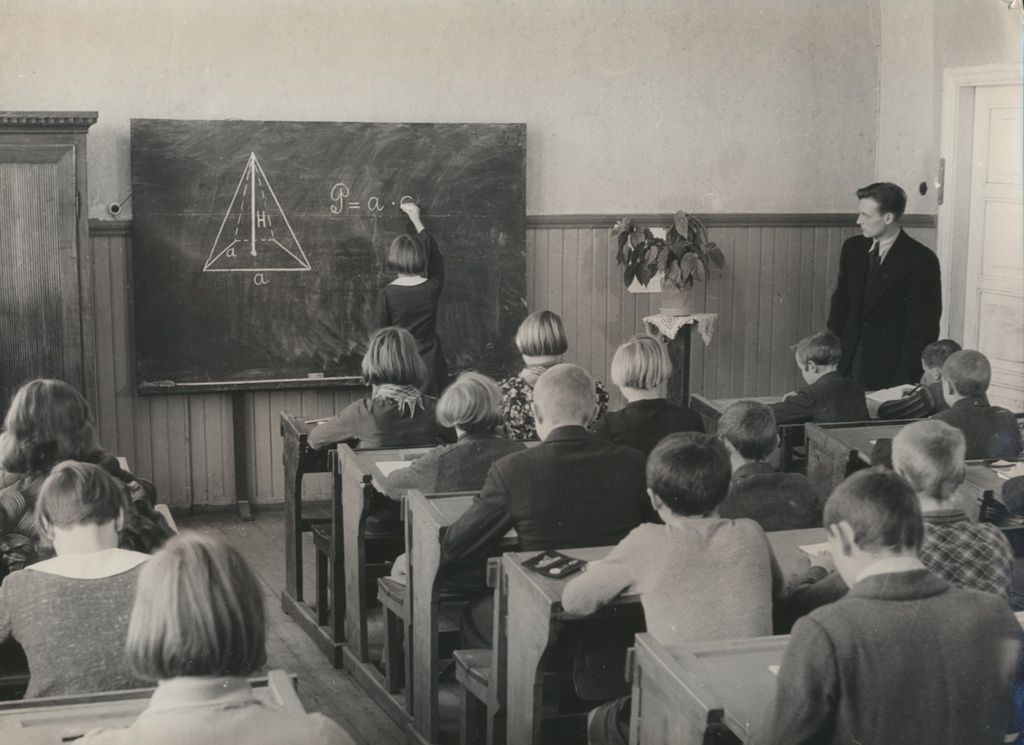 foto Viljandi I Algkool, õpetaja A. Järv tunnis, 1937 F A.Kiisla