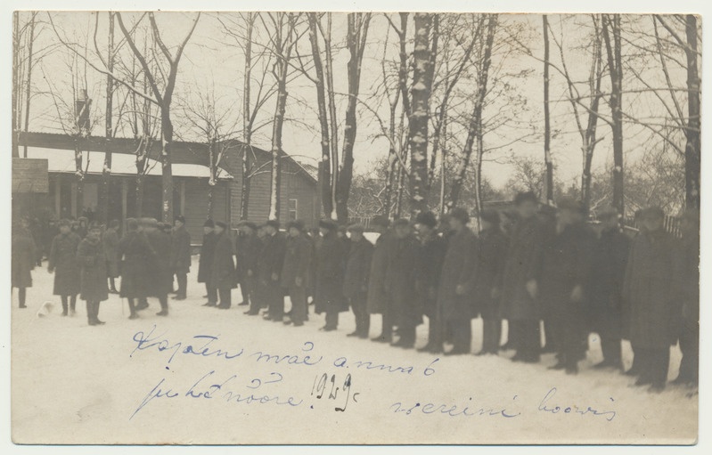foto, Viljandi Saksa käsitööliste Seltsi maja õuel, noorsõdurid 1929.a.