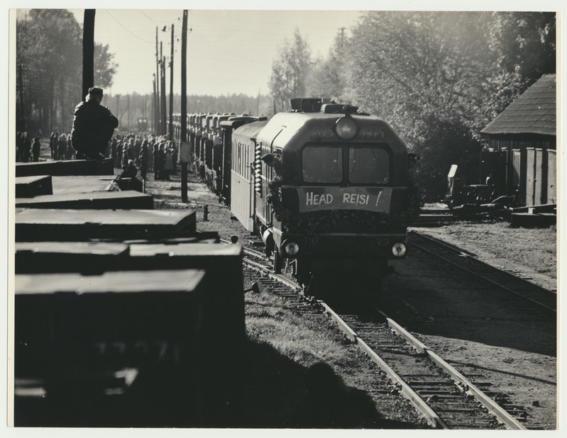 foto Viljandimaa Mõisaküla, viimane kitsarööpmeline rong väljumas Läti NSV-sse 1975 foto E.Veliste