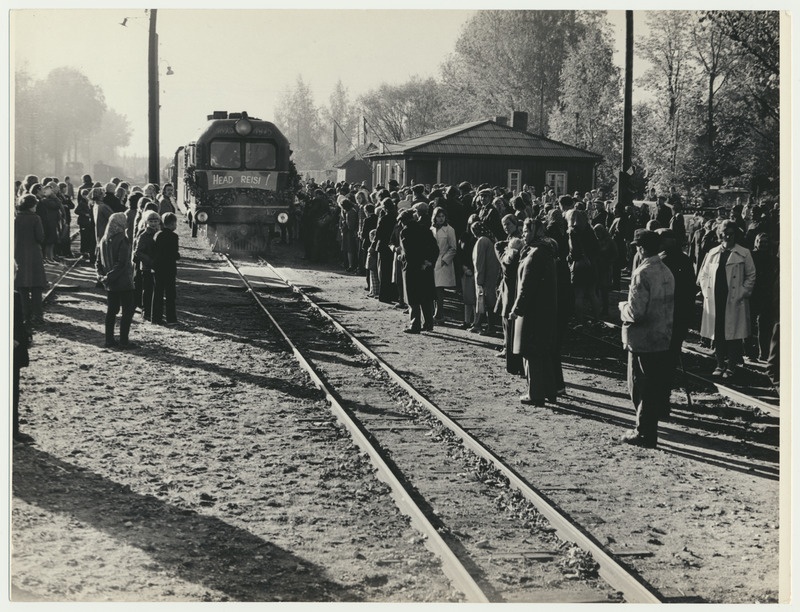 foto Viljandimaa, Mõisaküla, viimane kitsarööpmeline rong väljumas Läti NSV-sse 1975 foto E.Veliste