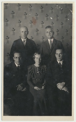 foto, 5 Viljandi maalikunstnikku, E. Timbermann, L. Nirk-Soosaar, O. Kangilaski, P. Akerberg-Põldmaa, G. Mootse, 1934  duplicate photo