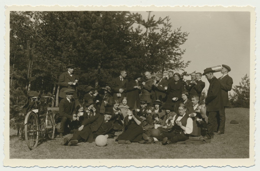 foto Viljandi Spordiselts Tulevik, liikmed looduses 1913 foto M.Teng