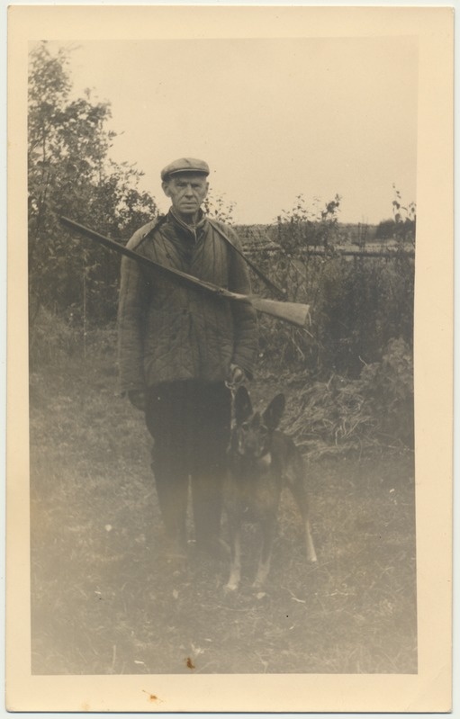 foto, Aleksander Tamson koera ja püssiga, VR II/3 u 1965