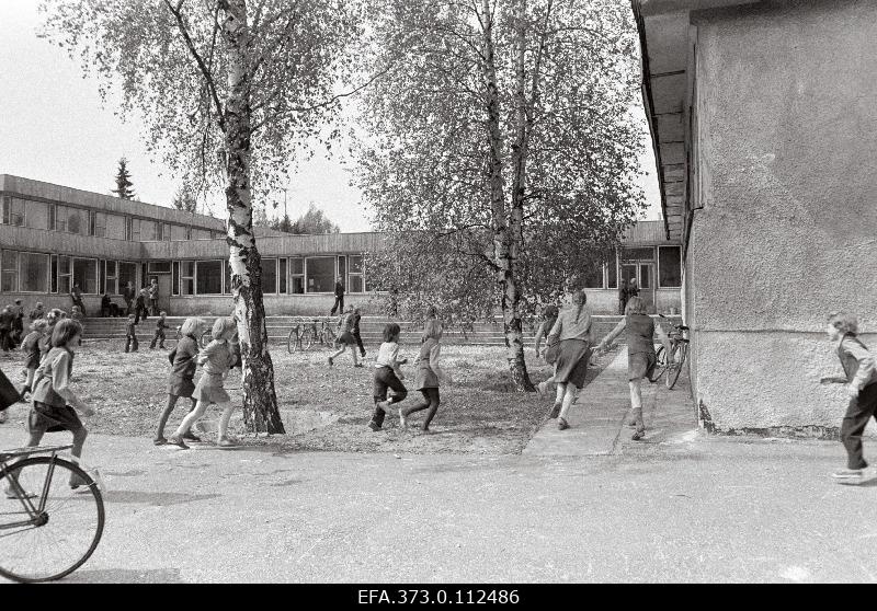 View of the 8-class school court of Sonda.