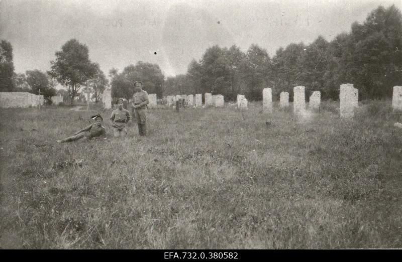 Russian 33.Jalaväediviisi 131.Tiraspolis road soldiers near Kurtenhofi (Kurtu Manor, Salaspils) railway station in the area of former arches.