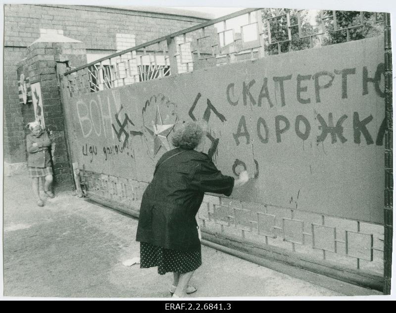 The protest campaign "Russian troops out of Estonia" Tondi at the archipelago at the leadership of Jüri Liim. The older woman paints a slogan on the wall