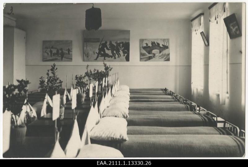 One of the living rooms 1. Tapal, the paintings of the young artist Boris Korolev, who served on the walls of the regiment, is the castle of the regiment.