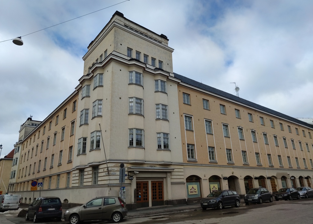 Sturenkatu 43 - 45, Kangasalantie 5. Rakennuksessa toimi kauppahalli, Piltti, sähköliike, Vallilan leninkikeskus, parturi ja Elanto. rephoto
