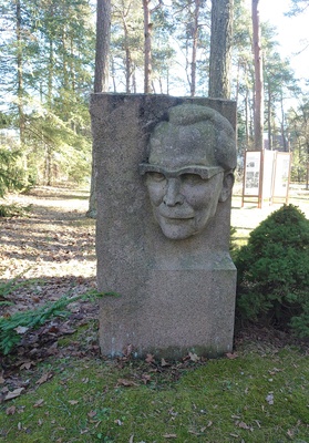 Friedebert Tuglase mälestuskivi majamuuseumi aias (kujur Ants Mölder) rephoto