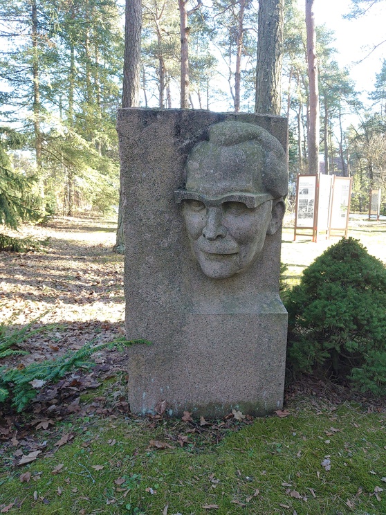 Friedebert Tuglase mälestuskivi majamuuseumi aias (kujur Ants Mölder) rephoto
