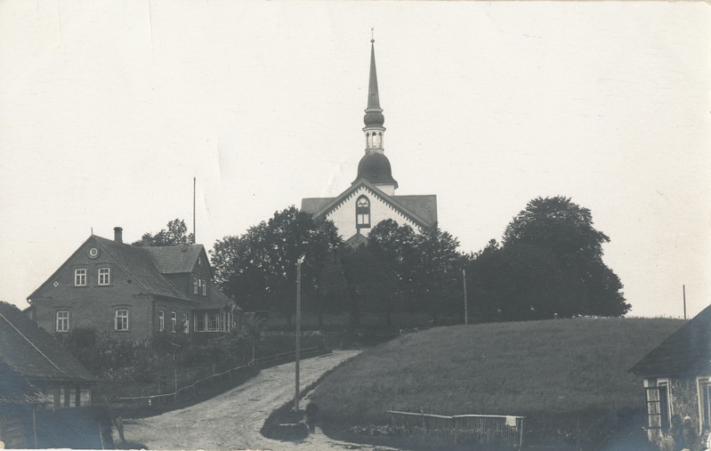 Fotopostkaart: Vaade Otepää kirikule ja vallamajale.