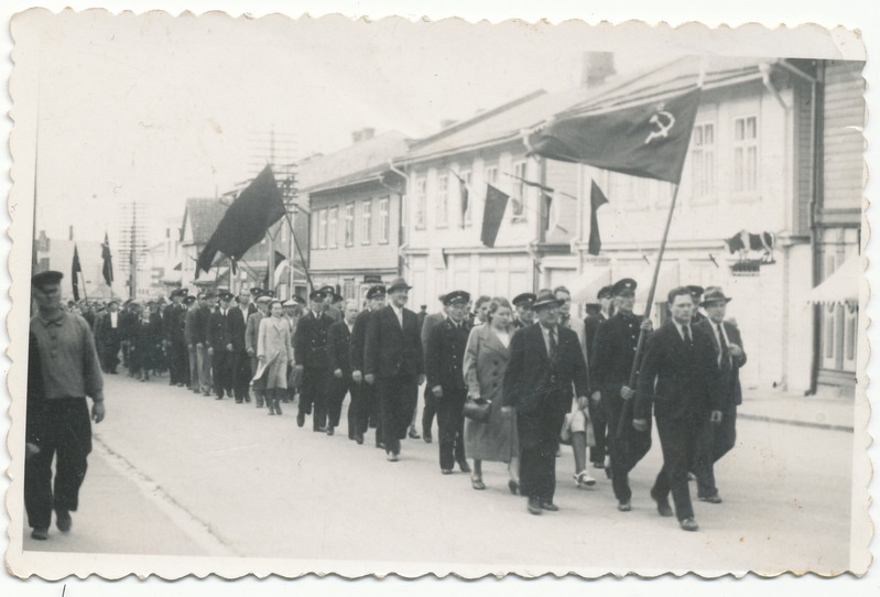Valga sidetöötajate kolonn demonstratsioonil marssimas.
