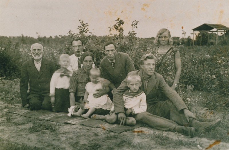 Maalikunstnik Kristjan Teder sugulastega 1930-ndatel