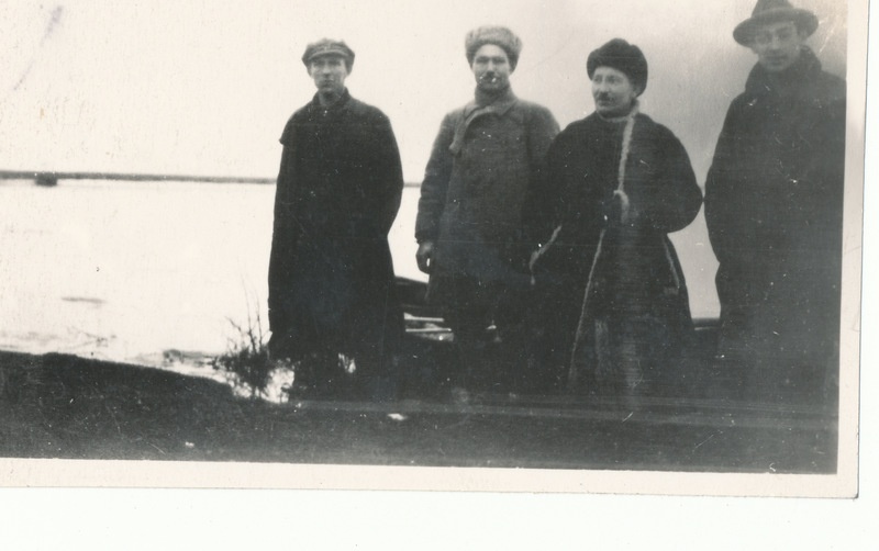 Hüdroloog August Velner. Grupifoto: A.Velner Narva jõel vaatlusi teostamas 1924.a. A.Velner paadis kolme kaaslasega.