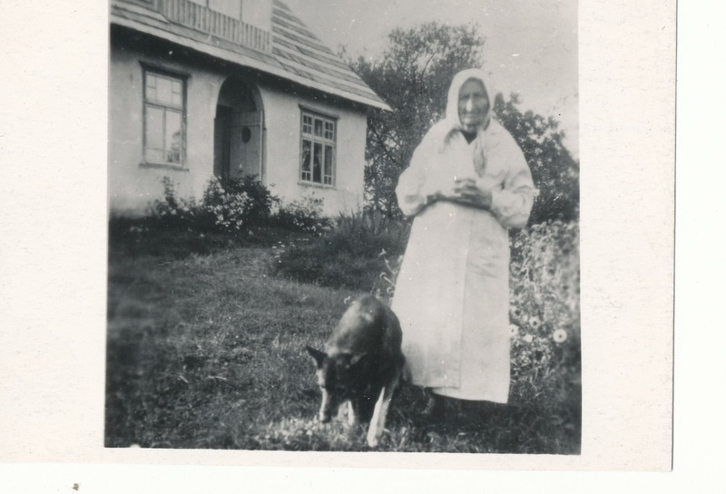 Hüdroloog August Velner. A.Velneri ema koos koeraga  Kollaku talu õues. Vasakul elumaja.