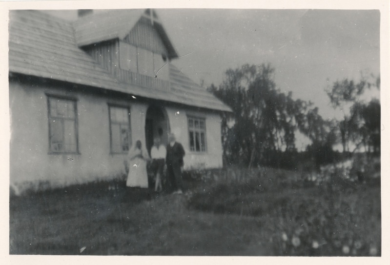 Hüdroloog August Velner. Kollaku talu maja ees poja Haraldi ja ema Mariga 1935.a.