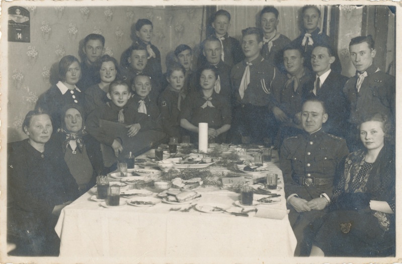 Valga Skautide Maleva siderühma liikmed peolauas