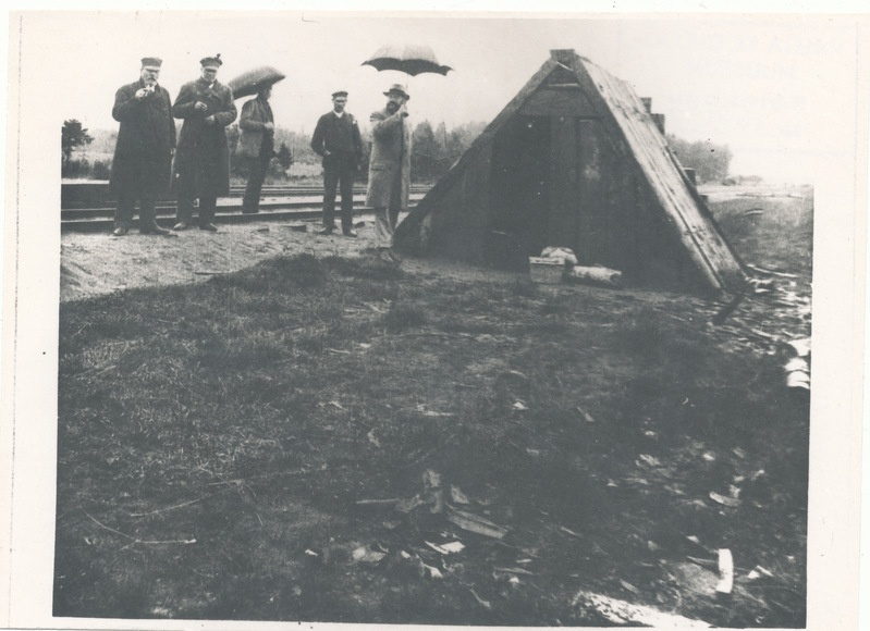 Jüri Tuvikene ("Rusivana") Rusi talu õues pakul istumas 1931. a.