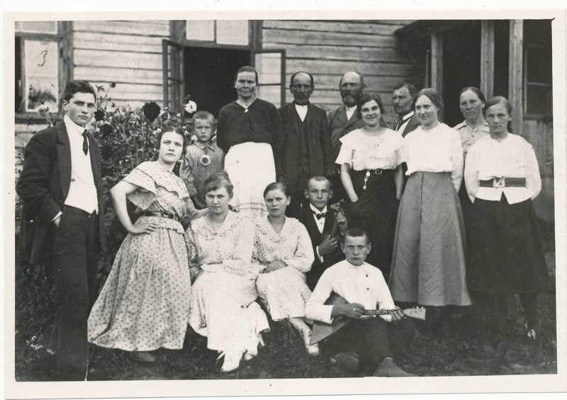 Grupifoto: H. Roosmanni pere ja teised Omuli koolimaja ees väljas 1916. aastal.