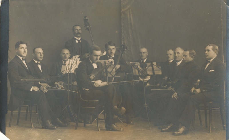 Grupifoto: Valga keelpilliorkestri liikmed.