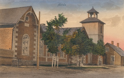 Värviline trükipostkaart: Antsla pritsimaja. Välisvaade. Karl Kivi raamatuäri Antslas.  duplicate photo