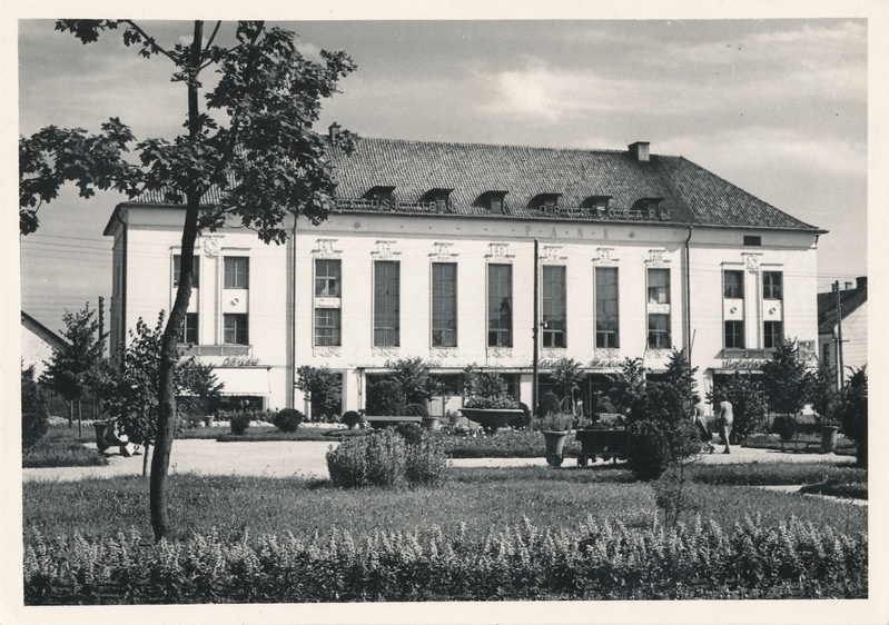Võru. Universaalkauplus. Fassaadi vaade. Esiplaanil haljasala.