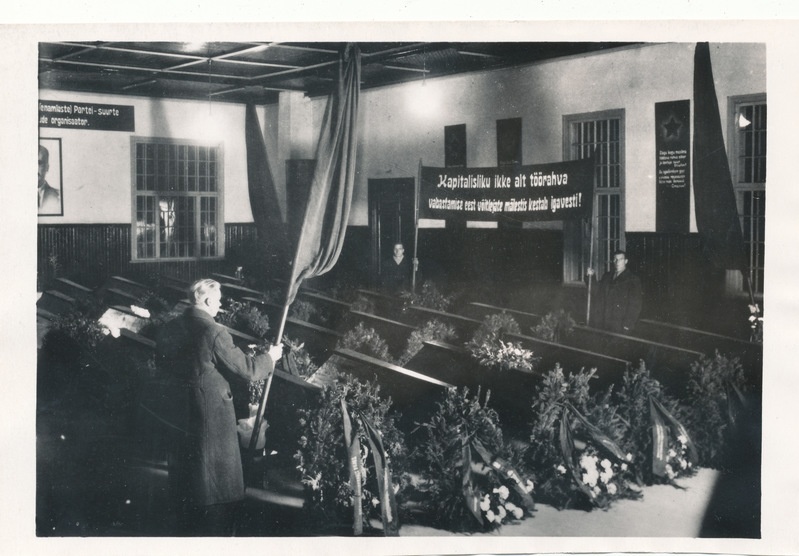 Valge terrori ohvrite ümbermatmine Tõrvas 30.11.1940. a. Puusärgid Tõrva rahvamaja saalis, otstes pärjad. Kommunistlikud noored seisavad auvalves.