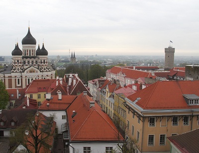 Üldvaade talvise Toompea katustele Toomkooli tänava kohal katedraali ja Kaarli kiriku suunas. rephoto