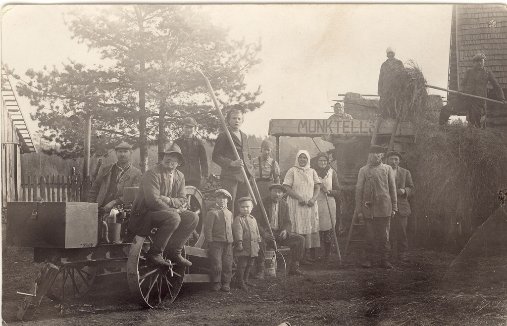 Koruste valla hobujõul veetav masin Aakres Rästamäe talus vilja peksmas