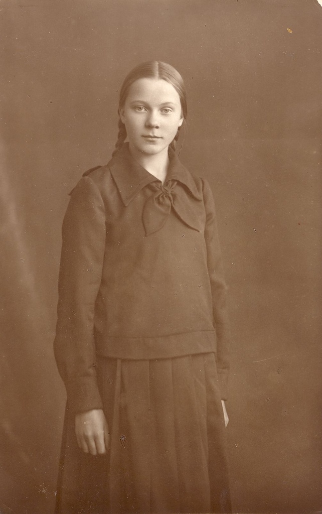 Linda Saar Valga Tütarlaste Gümnaasiumi õpilasena