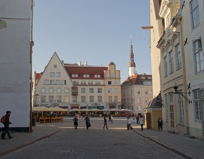 Vaade Raekojale ja Raekoja platsile Kullasepa (Harju) tänava nurgalt. rephoto