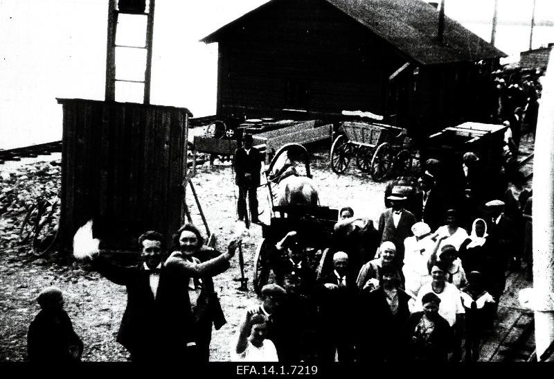 Passengers in the port of Romassaare.